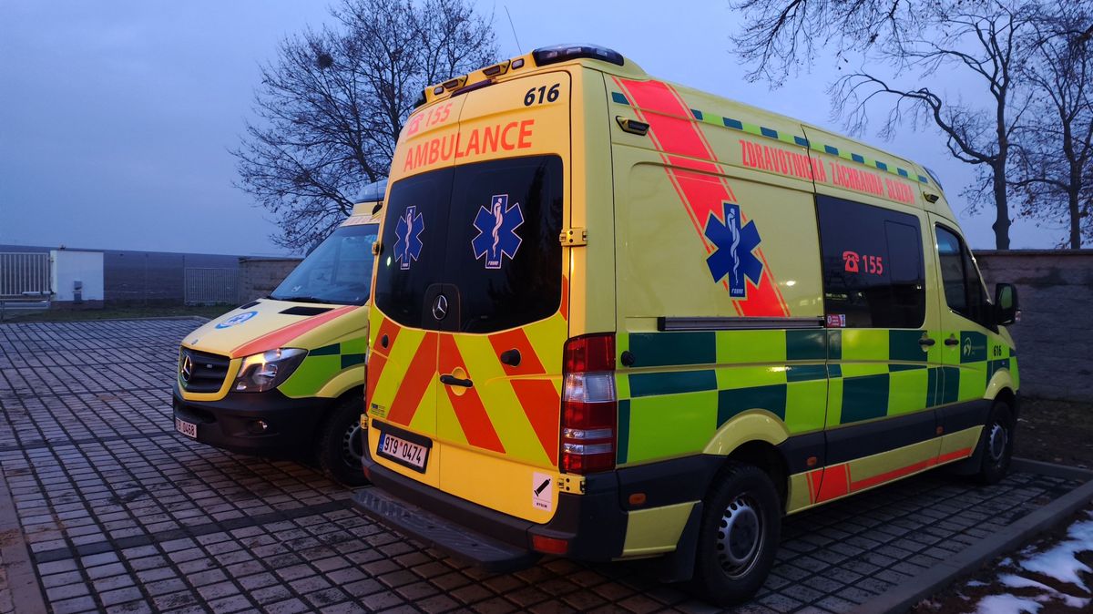 Chodec na Opavsku uklouzl na zledovatělé silnici, vzápětí jej přejel automobil